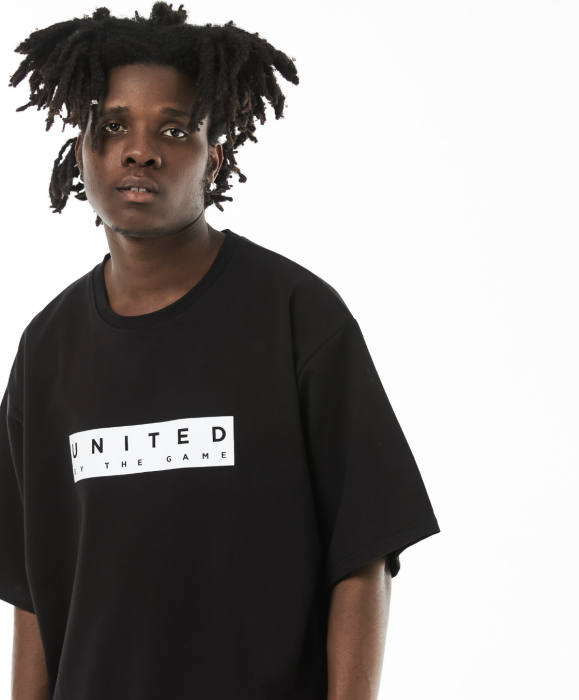 Футболка. Цвет:черный