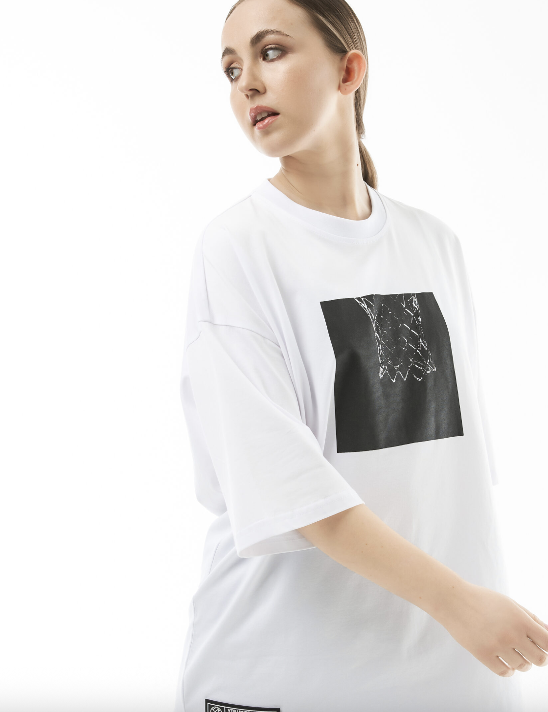 Белая футболка