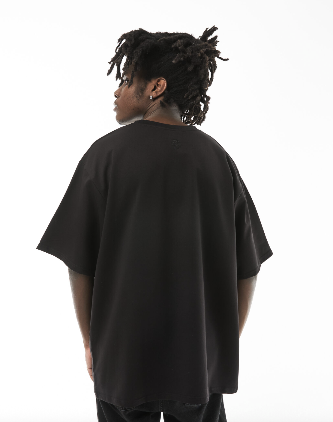 Футболка. Цвет:черный