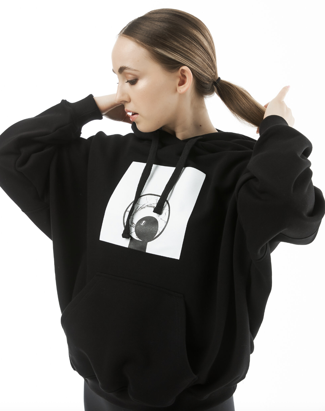 Черное худи с карманом кенгуру