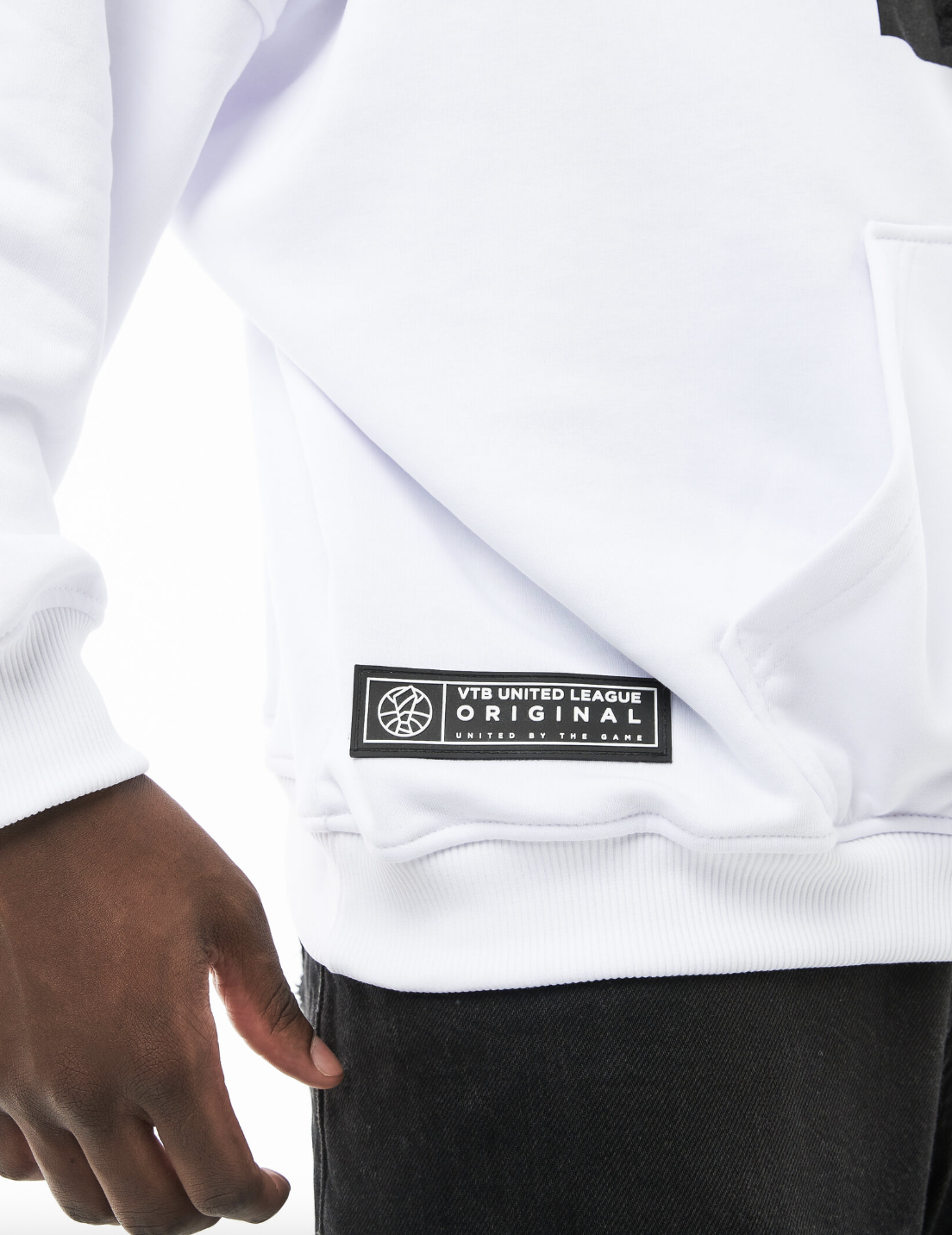 Белое худи с карманом кенгуру