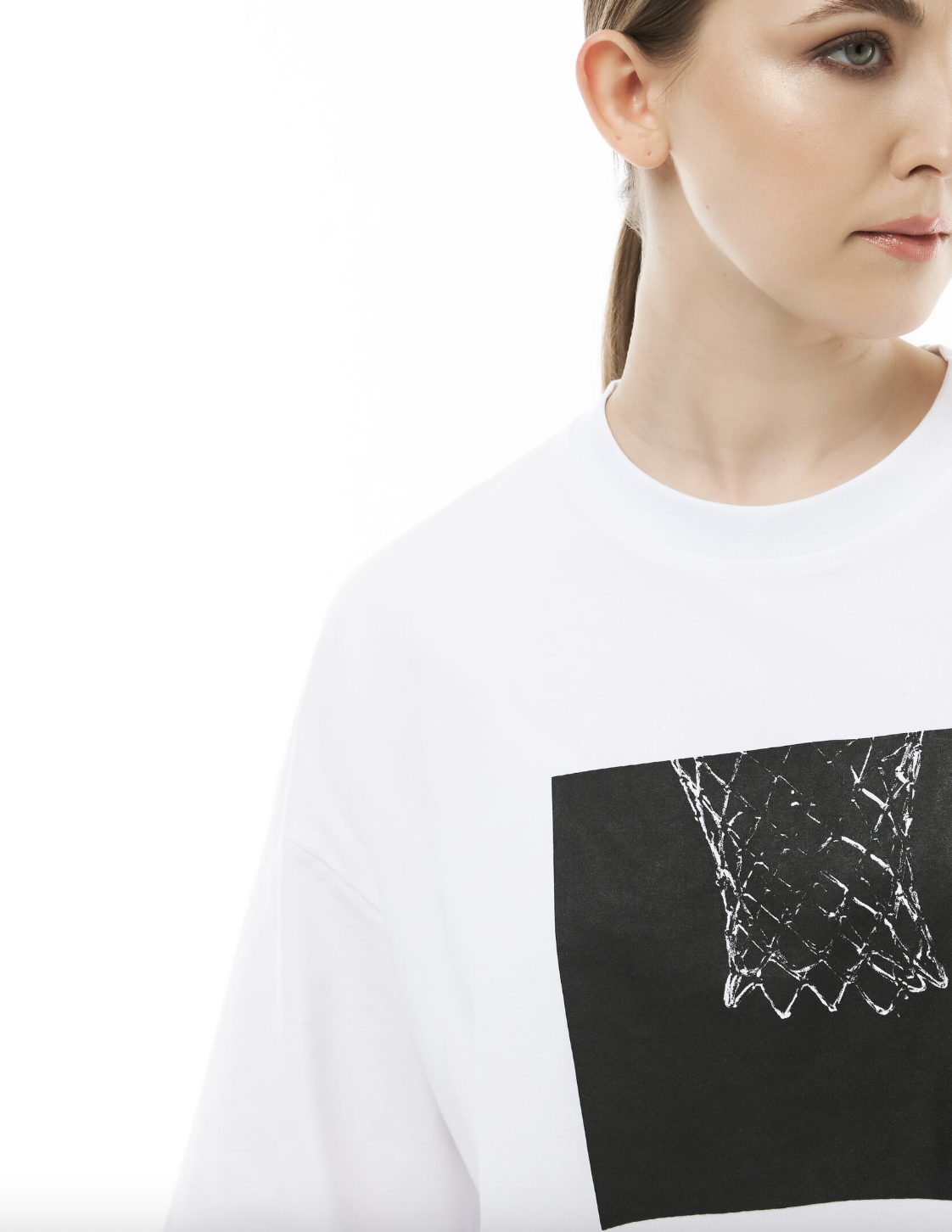 Белая футболка