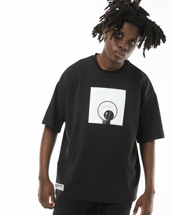 Черная футболка